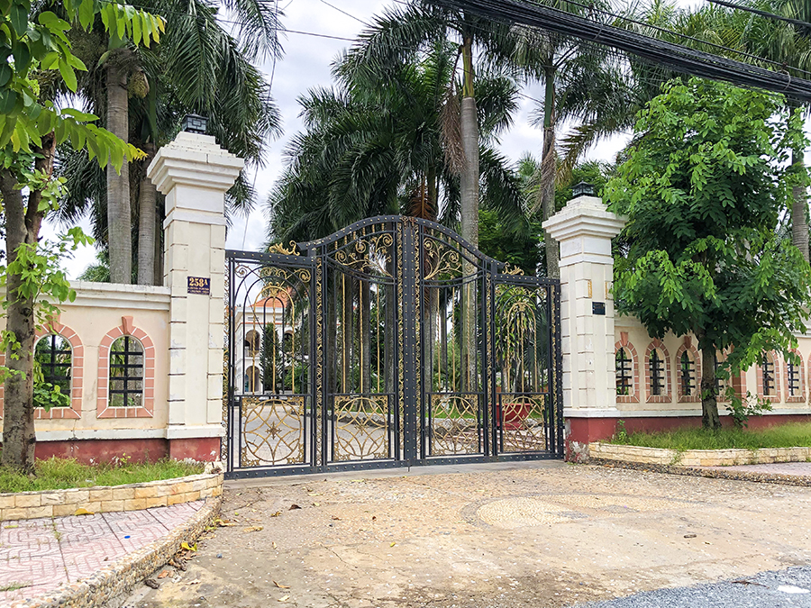 Phía bên ngoài của một căn biệt thự tại đường Long Thuận (Phường Long Phước, Quận 9)